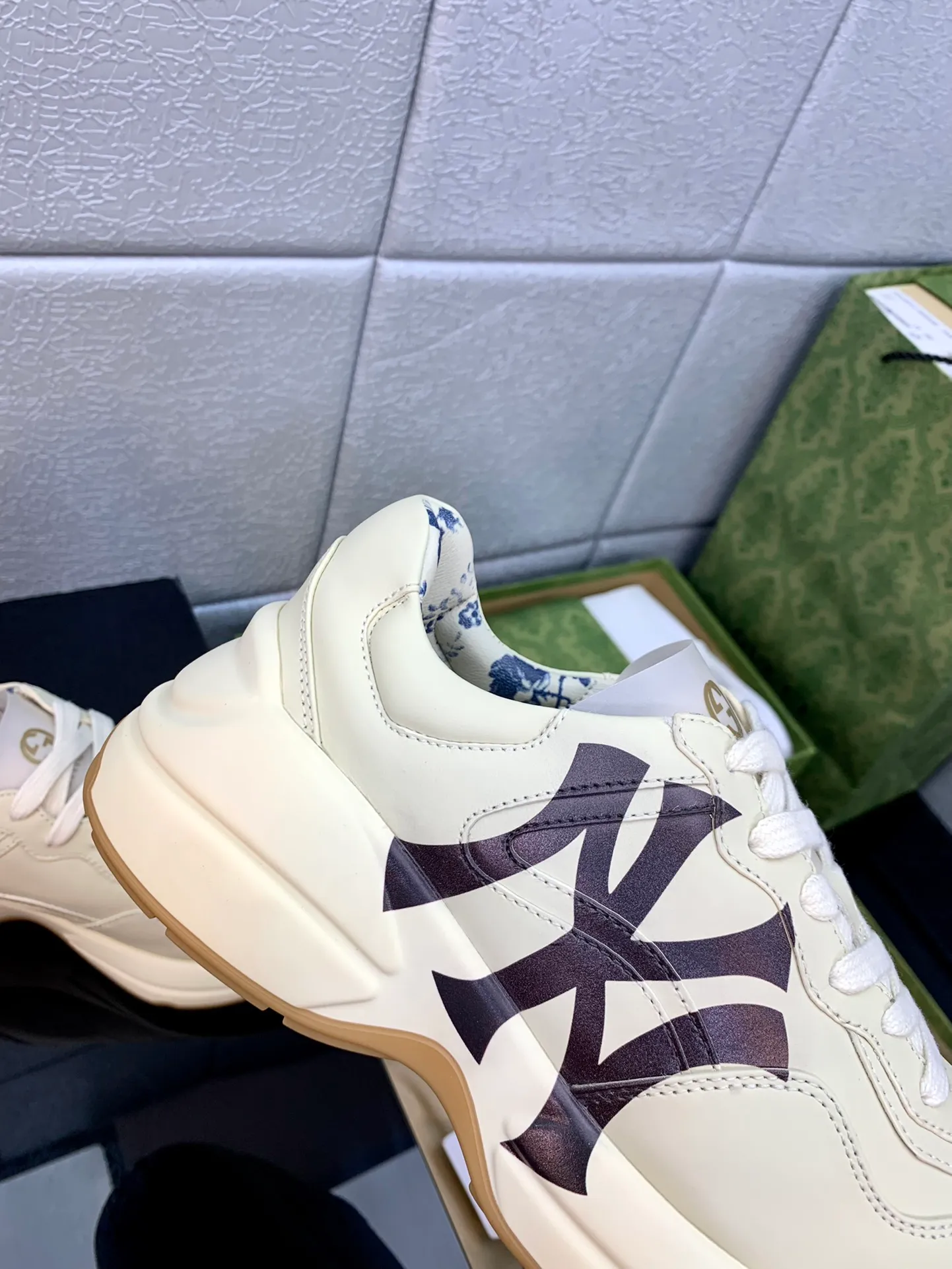 👟👟Ex-factory price 480👟👟 Gucci dad shoes for couples, distressed leather horn-shaped retro jogging shoes. The Balenciaga grandpa trend has subsided, ushering in GUCCI dad shoes, the trend leader in the fashion industry. The original shoes are molded and the original last is made by the Italian handmade foundry! [Gucci original dad shoes] Original surface: imported calfskin! Lining: Grade A hybrid lambskin! Outsole: The highest restoration sole. TPU material plus wear-resistant foam (anti-wear cushioning) ivory leather has been processed with an old-fashioned effect. The sole is 5cm high! The comfort level is excellent, killing all high-end versions on the market! Original logo outsole! 👣Size: Women’s size 35-40. Men's size 38-45. Women's heel with 🈚️logo! Men's heel with 🈶️logo!